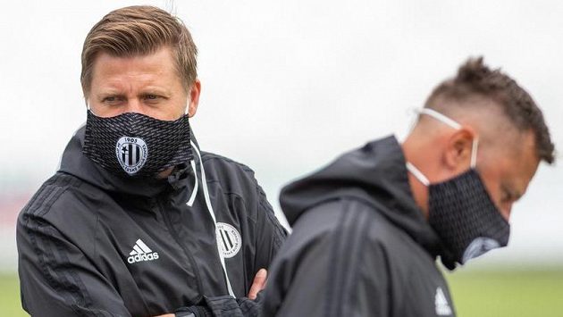Zleva trenér Českých Budějovic David Horejš a jeho asistent Jiří Kohout. Zleva trenér Českých Budějovic David Horejš a jeho asistent Jiří Kohout.