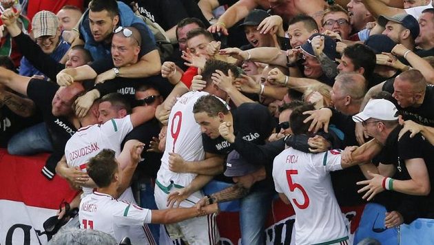 Obrovská radost Maďarů po vstřeleném gólu proti Rakousku. Uprostřed je auto branky Adam Szalai (č. 9). Obrovská radost Maďarů po vstřeleném gólu proti Rakousku. Uprostřed je auto branky Adam Szalai (č. 9).