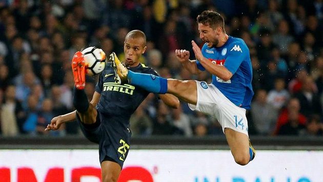 Neapolský Dries Mertens (vpravo) v souboji s Mirandou z Interu. Neapolský Dries Mertens (vpravo) v souboji s Mirandou z Interu.