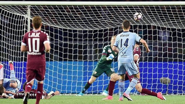 Fotbalista Sampdorie Patrik Schick (vpravo) dává gól proti Turínu. Fotbalista Sampdorie Patrik Schick (vpravo) dává gól proti Turínu.