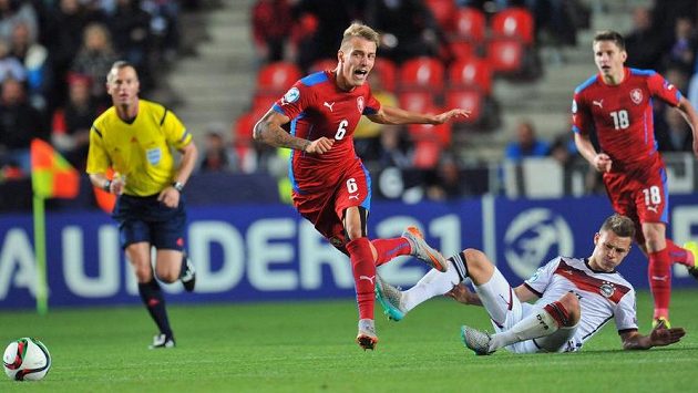 Záložník Ondřej Petrák (v červeném) ukázal, že si ví rady i ve svízelných situacích. Záložník Ondřej Petrák (v červeném) ukázal, že si ví rady i ve svízelných situacích.