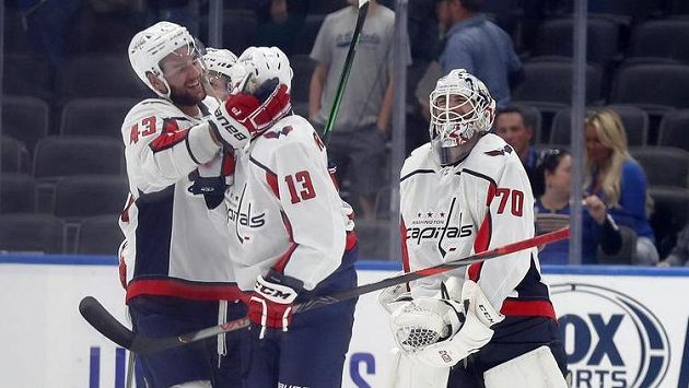 Washingtonský Jakub Vrána (13) po vítězné trefě proti St. Louis, na snímku dále jsou Tom Wilson (43) a Braden Holtby (70). Washingtonský Jakub Vrána (13) po vítězné trefě proti St. Louis, na snímku dále jsou Tom Wilson (43) a Braden Holtby (70).