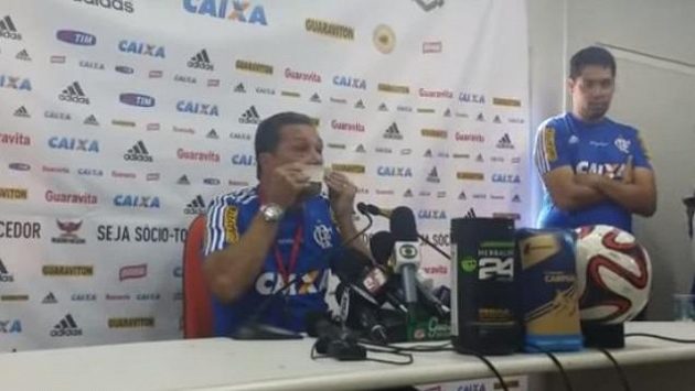 Vanderlei Luxemburgo na tiskové konferenci. Vanderlei Luxemburgo na tiskové konferenci.