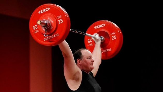 Novozélandská vzpěračka Laurel Hubbardová soutěží na olympijských hrách v Tokiu. Novozélandská vzpěračka Laurel Hubbardová soutěží na olympijských hrách v Tokiu.