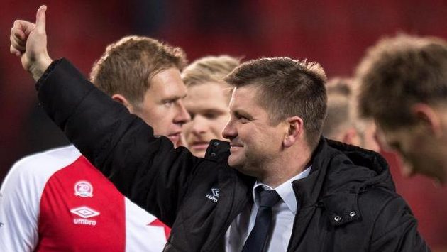 Trenér Slavie Dušan Uhrin zdraví fanoušky. Trenér Slavie Dušan Uhrin zdraví fanoušky.
