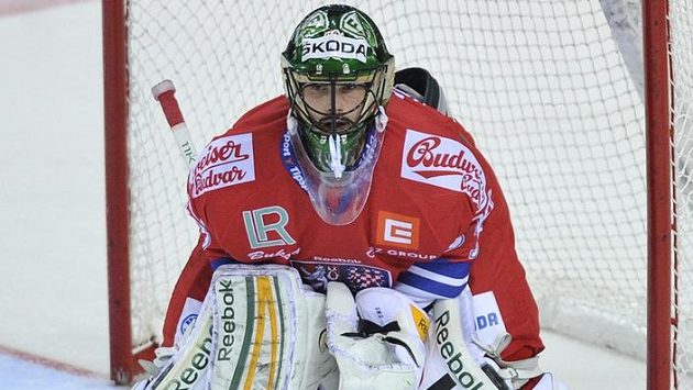 Český brankář Alexander Salák se v duelu Euro Hockey Tour v Liberci proti Švédsku blýskl výborným výkonem. Český brankář Alexander Salák se v duelu Euro Hockey Tour v Liberci proti Švédsku blýskl výborným výkonem.