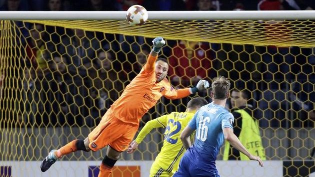 Čechův náhradník David Ospina řeší situaci před brankou Arsenalu před Michailem Gordějčukem z BATE Borisov. Čechův náhradník David Ospina řeší situaci před brankou Arsenalu před Michailem Gordějčukem z BATE Borisov.