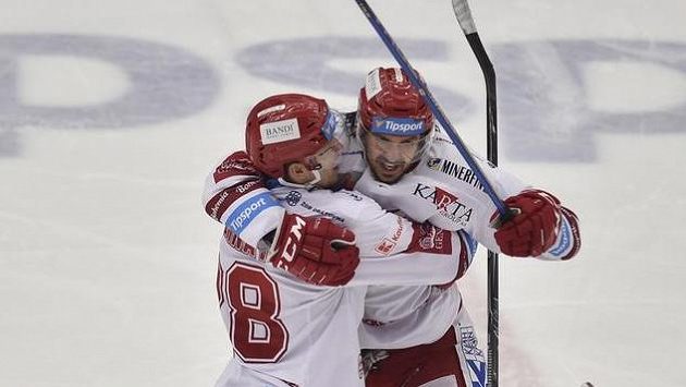 Střelec druhého gólu Třince Martin Gernát (vlevo) se raduje se spoluhráčem Matějem Stránským. Střelec druhého gólu Třince Martin Gernát (vlevo) se raduje se spoluhráčem Matějem Stránským.