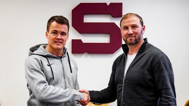 Ville Koistinen se sportovním ředitelem Sparty Petrem Tonem. Ville Koistinen se sportovním ředitelem Sparty Petrem Tonem.