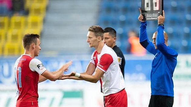 Útočníci Slavie Stanislav Tecl (vlevo) a Milan Škoda během střídání. Útočníci Slavie Stanislav Tecl (vlevo) a Milan Škoda během střídání.