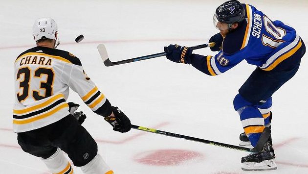 Inkriminovaný moment: centr St. Louis Brayden Schenn trefuje pukem do obličeje kapitána Bostonu Zdena Cháru. Inkriminovaný moment: centr St. Louis Brayden Schenn trefuje pukem do obličeje kapitána Bostonu Zdena Cháru.