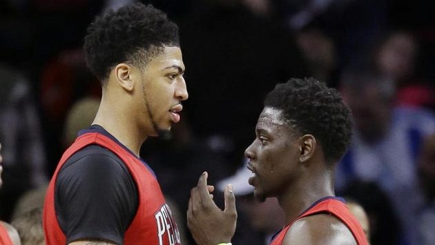 Anthony Davis (vlevo) a jeho spoluhráč z New Orleans Jrue Holiday po utkání s Detroitem. Anthony Davis (vlevo) a jeho spoluhráč z New Orleans Jrue Holiday po utkání s Detroitem.