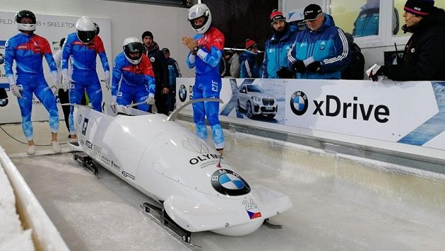 Čeští bobisté se připravují na start. Čeští bobisté se připravují na start.