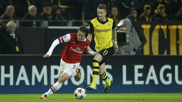 Tomáš Rosický uniká Marcu Reusovi z Dortmundu. Tomáš Rosický uniká Marcu Reusovi z Dortmundu.
