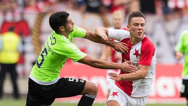 Rafa z Ria (vlevo) a záložník Slavie Jaroslav Mihalík. Rafa z Ria (vlevo) a záložník Slavie Jaroslav Mihalík.