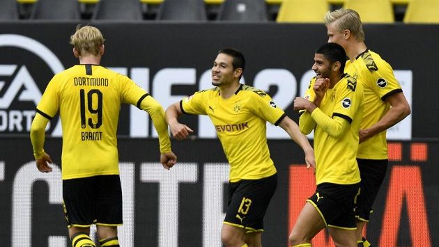 Fotbalisté Dortmundu se radují z branky Fotbalisté Dortmundu se radují z branky