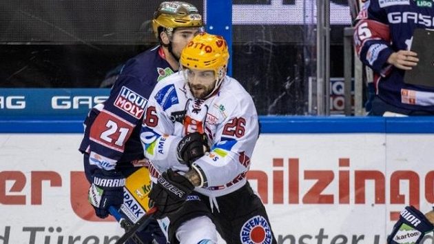 Dominik Uher v dresu německého Bremerhavenu. Dominik Uher v dresu německého Bremerhavenu.