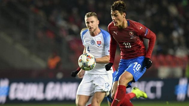 Patrik Schick střílí vítězný gól proti Slovensku. Patrik Schick střílí vítězný gól proti Slovensku.