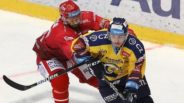 Martin Růžička z Třince (vlevo) a zlínský Matyáš Hamrlík. Martin Růžička z Třince (vlevo) a zlínský Matyáš Hamrlík.
