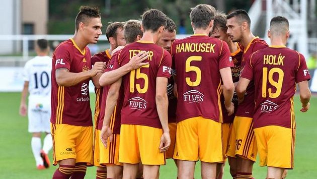 Radost fotbalistů pražské Dukly z gólu proti Slovácku. Radost fotbalistů pražské Dukly z gólu proti Slovácku.