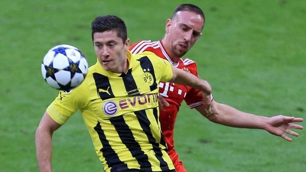 Útočník Dortmundu Robert Lewandowski (vlevo) ve finále Ligy mistrů bojuje o míč s Franckem Ribérym z Bayernu. Útočník Dortmundu Robert Lewandowski (vlevo) ve finále Ligy mistrů bojuje o míč s Franckem Ribérym z Bayernu.