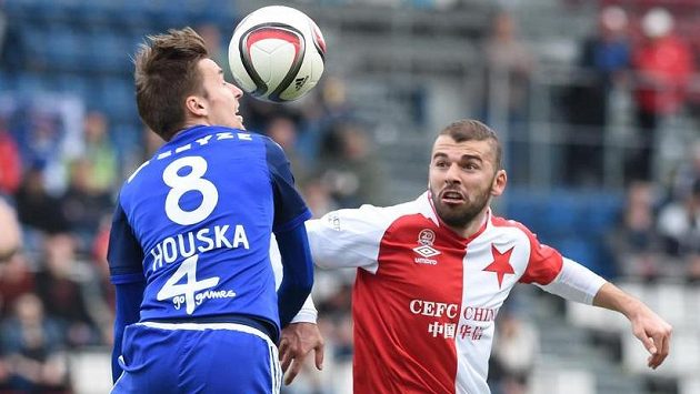 David Houska z Olomouce (vlevo) a Levan Kenija ze Slavie. David Houska z Olomouce (vlevo) a Levan Kenija ze Slavie.