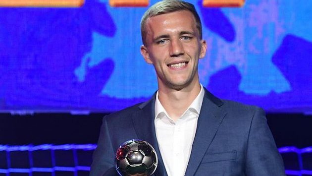 Záložník Slavie Tomáš Souček převzal cenu pro nejlepšího hráče sezony první fotbalové ligy. Záložník Slavie Tomáš Souček převzal cenu pro nejlepšího hráče sezony první fotbalové ligy.