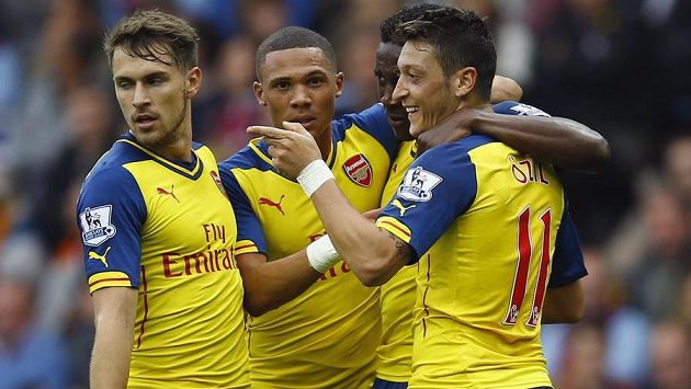 Radost fotbalistů Arsenalu z gólu v ligovém utkání proti Aston Ville. Radost fotbalistů Arsenalu z gólu v ligovém utkání proti Aston Ville.