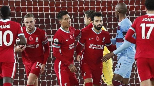 Fotbalisté Liverpoolu se radují z vyrovnávací branky Fotbalisté Liverpoolu se radují z vyrovnávací branky