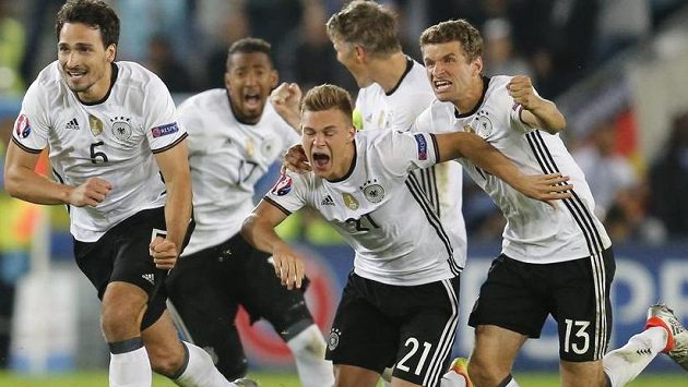 Rozhodnuto! Němečtí fotbalisté se radují z postupu do semifinále ME. Rozhodnuto! Němečtí fotbalisté se radují z postupu do semifinále ME.