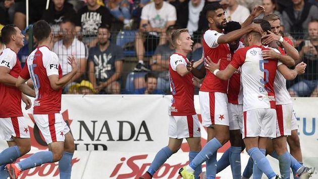 Hráči Slavie se radují z gólu. Trefil se Josef Hušbauer Hráči Slavie se radují z gólu. Trefil se Josef Hušbauer
