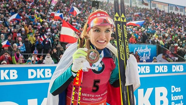 Gabriela Koukalová ze zlatou medailí za vítězství v závodu s hromadným startem na 12,5 km ve Vysočina Areně. Gabriela Koukalová ze zlatou medailí za vítězství v závodu s hromadným startem na 12,5 km ve Vysočina Areně.