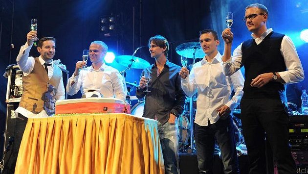 Představitelé Sparty Praha (zprava): Daniel Křetínský, David Lafata, Jiří Novotný, Vítězslav Lavička a Dušan Svoboda během večírku ke 120. výročí od založení klubu v Obecním domě v Praze. Představitelé Sparty Praha (zprava): Daniel Křetínský, David Lafata, Jiří Novotný, Vítězslav Lavička a Dušan Svoboda během večírku ke 120. výročí od založení klubu v Obecním domě v Praze.