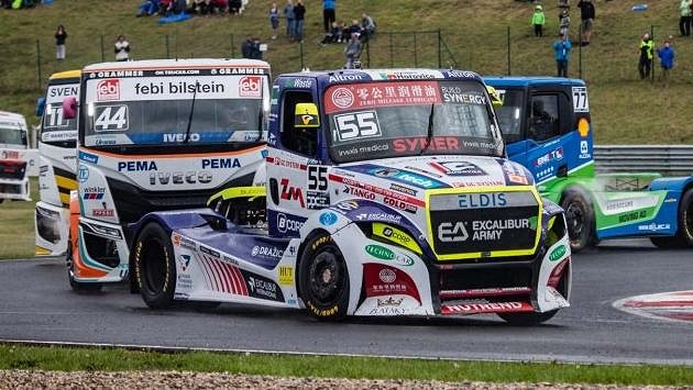 Adam Lacko (číslo 55) v tvrdé bitvě na trati. Adam Lacko (číslo 55) v tvrdé bitvě na trati.
