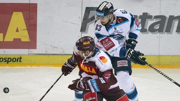 Liberecký útočník Martin Bakoš (vpravo) v extraligovém souboji s legendou pražské Sparty Jaroslavem Hlinkou. Liberecký útočník Martin Bakoš (vpravo) v extraligovém souboji s legendou pražské Sparty Jaroslavem Hlinkou.