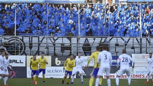 Fanoušci Slovácka během derby ve Zlíně. Fanoušci Slovácka během derby ve Zlíně.