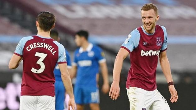 Tomáš Souček z West Hamu se raduje z gólu proti Brightonu s Aaronem Cresswellem. Tomáš Souček z West Hamu se raduje z gólu proti Brightonu s Aaronem Cresswellem.