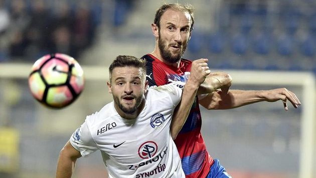 Tomáš Zajíc (vlevo) ze Slovácka v souboji o míč s plzeňským stoperem Romanem Hubníkem. Tomáš Zajíc (vlevo) ze Slovácka v souboji o míč s plzeňským stoperem Romanem Hubníkem.