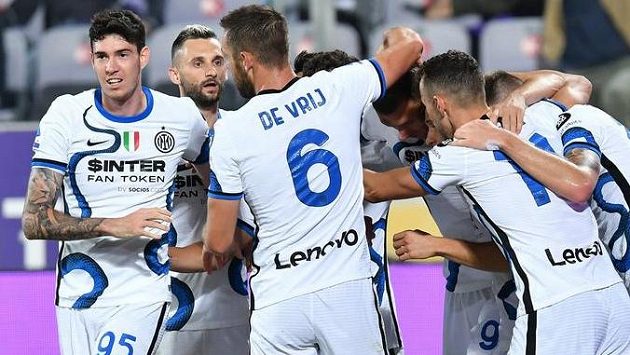 Fotbalisté Interu Milán se radují z branky Fotbalisté Interu Milán se radují z branky