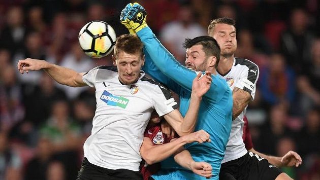 Brankář Plzně Matúš Kozáčik vyráží s pomocí spoluhráčů míč v duelu se Spartou. Brankář Plzně Matúš Kozáčik vyráží s pomocí spoluhráčů míč v duelu se Spartou.