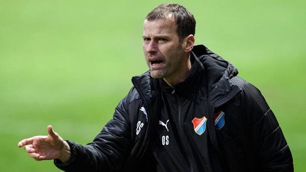 Trenér Baníku Ostrava Ondřej Smetana v akci. Trenér Baníku Ostrava Ondřej Smetana v akci.