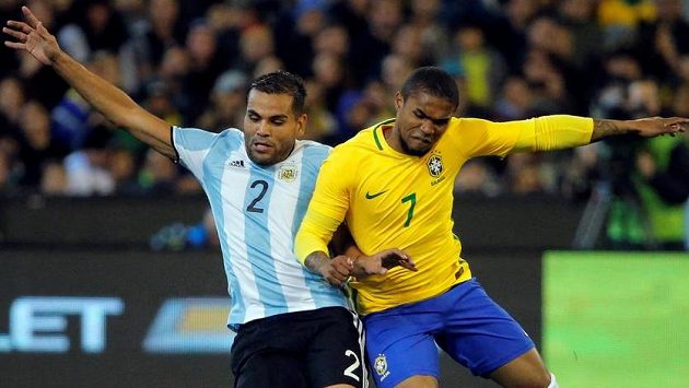 Brazilec Douglas Costa (vpravo) v souboji s Gabrielem Mercadem z Argentiny. Brazilec Douglas Costa (vpravo) v souboji s Gabrielem Mercadem z Argentiny.