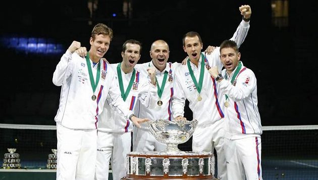 Česká tenisová parta po roce znovu s cennou trofejí (zleva) Tomáš Berdych, Radek Štěpánek, kapitán Vladimír Šafařík, Lukáš Rosol a Jan Hájek. Česká tenisová parta po roce znovu s cennou trofejí (zleva) Tomáš Berdych, Radek Štěpánek, kapitán Vladimír Šafařík, Lukáš Rosol a Jan Hájek.