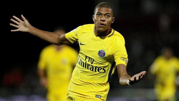 Kylian Mbappé z PSG se raduje z gólu v ligovém utkání proti Metám. Kylian Mbappé z PSG se raduje z gólu v ligovém utkání proti Metám.