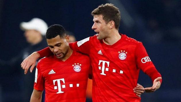 Fotbalisté Bayernu Mnichov Serge Gnabry a Thomas Müller odcházejí ze hřiště po utkání čtvrtfinále Německého poháru proti Schalke. Fotbalisté Bayernu Mnichov Serge Gnabry a Thomas Müller odcházejí ze hřiště po utkání čtvrtfinále Německého poháru proti Schalke.