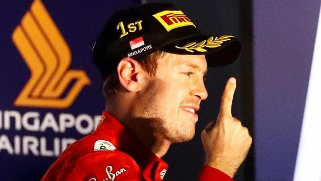 Sebastian Vettel slaví překvapivou výhru. Sebastian Vettel slaví překvapivou výhru.