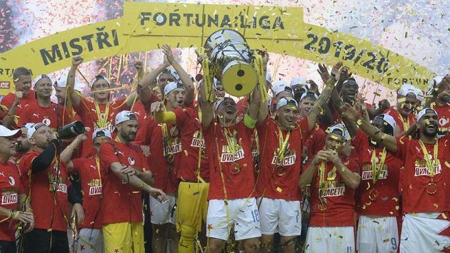 Hráči Slavie slaví po zápase ligový titul. Hráči Slavie slaví po zápase ligový titul.