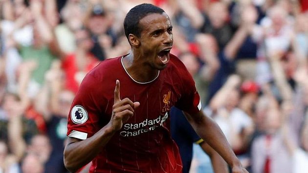Stoper Liverpoolu Joel Matip oslavuje svůj gól do sítě Arsenalu. Stoper Liverpoolu Joel Matip oslavuje svůj gól do sítě Arsenalu.