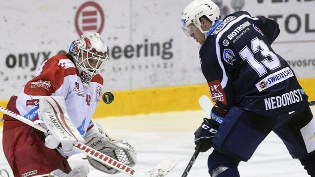 Zleva brankář Olomouce Branislav Konrád a Václav Nedorost z Plzně. Zleva brankář Olomouce Branislav Konrád a Václav Nedorost z Plzně.