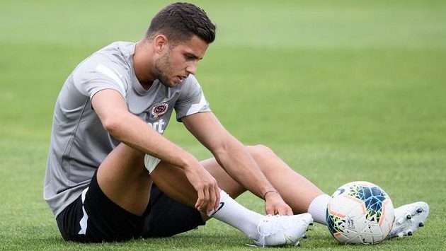 Stoper Dávid Hancko ze Sparty Praha během prvního tréninku sezony 2020/2021. Stoper Dávid Hancko ze Sparty Praha během prvního tréninku sezony 2020/2021.